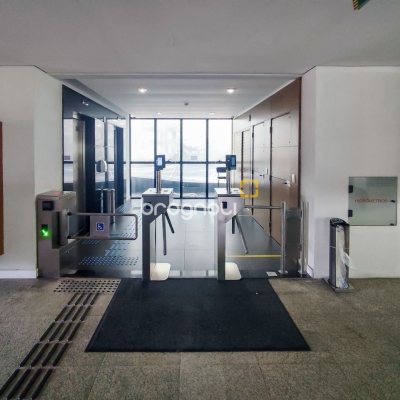 Sala com 156m², 3 garagens, no bairro João Paulo em Florianópolis