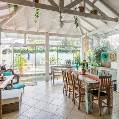 Casa de Condomínio com 300m², 5 quartos (sendo 2 suítes), 4 garagens, no bairro Lagoa da Conceição em Florianópolis