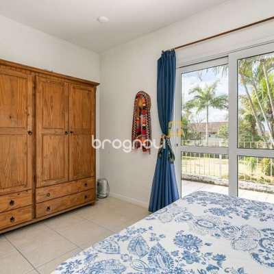 Casa de Condomínio com 300m², 5 quartos (sendo 2 suítes), 4 garagens, no bairro Lagoa da Conceição em Florianópolis