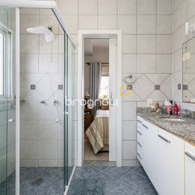 Casa de Condomínio com 300m², 5 quartos (sendo 2 suítes), 4 garagens, no bairro Lagoa da Conceição em Florianópolis