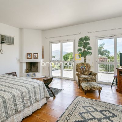 Casa de Condomínio com 300m², 5 quartos (sendo 2 suítes), 4 garagens, no bairro Lagoa da Conceição em Florianópolis