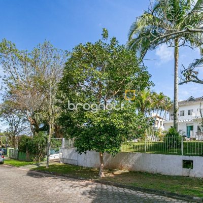 Casa de Condomínio com 300m², 5 quartos (sendo 2 suítes), 4 garagens, no bairro Lagoa da Conceição em Florianópolis