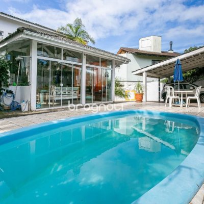 Casa de Condomínio com 300m², 5 quartos (sendo 2 suítes), 4 garagens, no bairro Lagoa da Conceição em Florianópolis