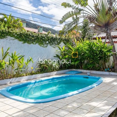 Casa de Condomínio com 300m², 5 quartos (sendo 2 suítes), 4 garagens, no bairro Lagoa da Conceição em Florianópolis