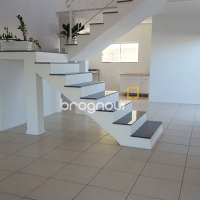 Casa com 102m², 2 quartos (sendo 2 suítes), 2 garagens, no bairro Campeche em Florianópolis