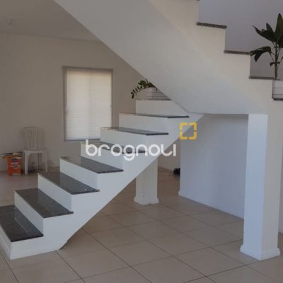 Casa com 102m², 2 quartos (sendo 2 suítes), 2 garagens, no bairro Campeche em Florianópolis