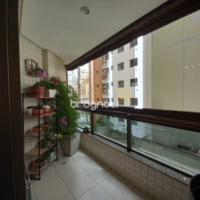 Apartamento com 110m², 3 quartos (sendo 1 suíte), 2 garagens, no bairro Centro em Florianópolis