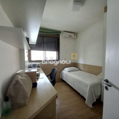 Apartamento com 110m², 3 quartos (sendo 1 suíte), 2 garagens, no bairro Centro em Florianópolis