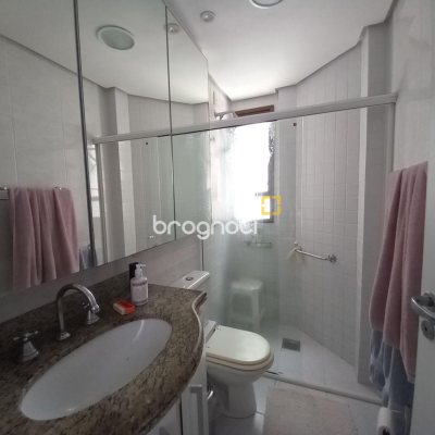 Apartamento com 110m², 3 quartos (sendo 1 suíte), 2 garagens, no bairro Centro em Florianópolis