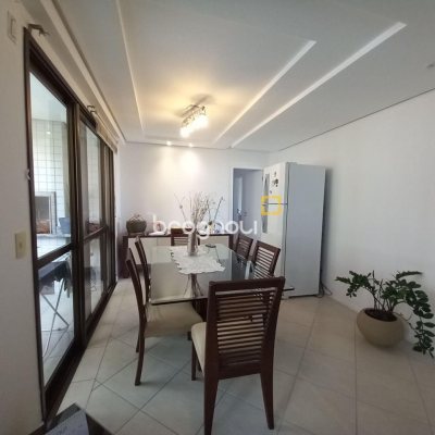 Apartamento com 110m², 3 quartos (sendo 1 suíte), 2 garagens, no bairro Centro em Florianópolis