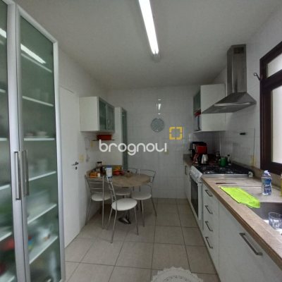Apartamento com 110m², 3 quartos (sendo 1 suíte), 2 garagens, no bairro Centro em Florianópolis