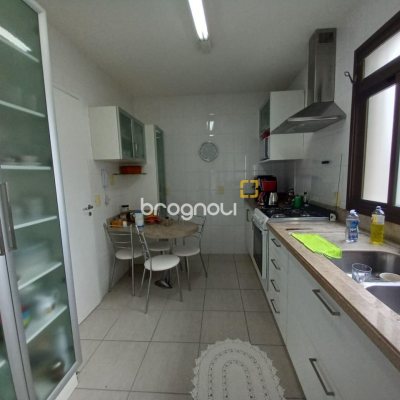 Apartamento com 110m², 3 quartos (sendo 1 suíte), 2 garagens, no bairro Centro em Florianópolis