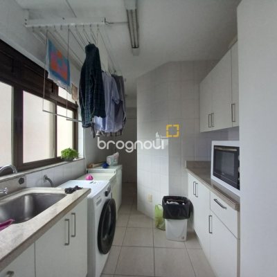 Apartamento com 110m², 3 quartos (sendo 1 suíte), 2 garagens, no bairro Centro em Florianópolis