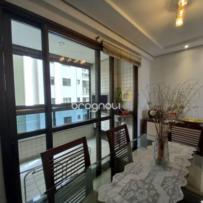 Apartamento com 110m², 3 quartos (sendo 1 suíte), 2 garagens, no bairro Centro em Florianópolis