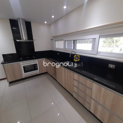 Casa com 259m², 3 quartos (sendo 3 suítes), 2 garagens, no bairro Campeche em Florianópolis