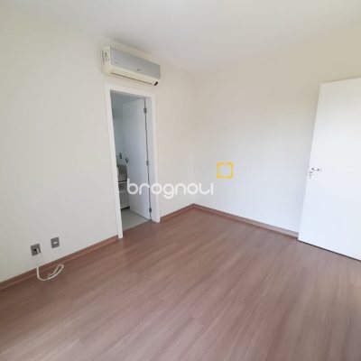 Casa com 259m², 3 quartos (sendo 3 suítes), 2 garagens, no bairro Campeche em Florianópolis