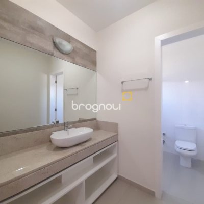 Casa com 259m², 3 quartos (sendo 3 suítes), 2 garagens, no bairro Campeche em Florianópolis