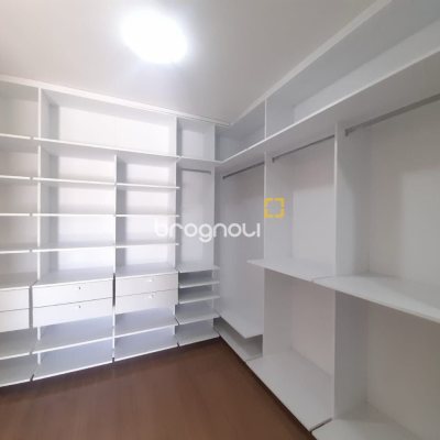 Casa com 259m², 3 quartos (sendo 3 suítes), 2 garagens, no bairro Campeche em Florianópolis