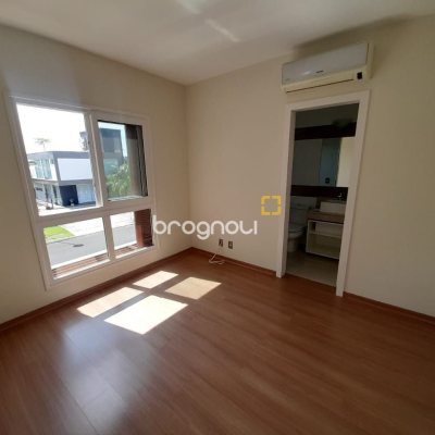 Casa com 259m², 3 quartos (sendo 3 suítes), 2 garagens, no bairro Campeche em Florianópolis