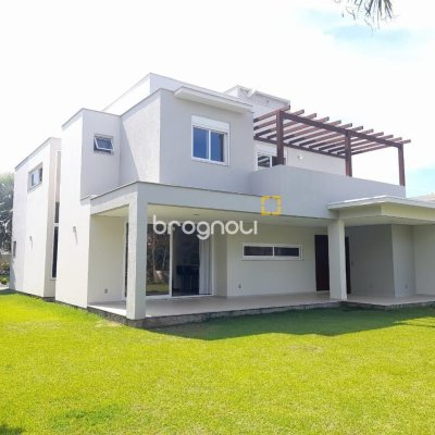 Casa com 259m², 3 quartos (sendo 3 suítes), 2 garagens, no bairro Campeche em Florianópolis