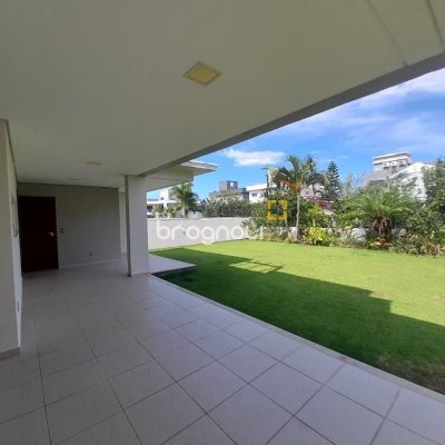 Casa com 259m², 3 quartos (sendo 3 suítes), 2 garagens, no bairro Campeche em Florianópolis