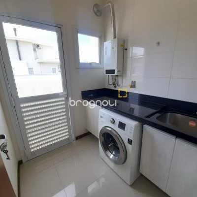 Casa com 259m², 3 quartos (sendo 3 suítes), 2 garagens, no bairro Campeche em Florianópolis