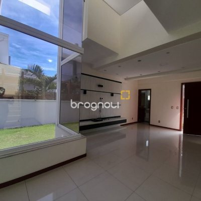 Casa com 259m², 3 quartos (sendo 3 suítes), 2 garagens, no bairro Campeche em Florianópolis
