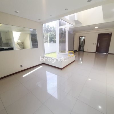 Casa com 259m², 3 quartos (sendo 3 suítes), 2 garagens, no bairro Campeche em Florianópolis