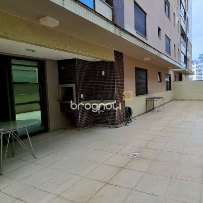 Apartamento com 131m², 2 quartos (sendo 2 suítes), 2 garagens, no bairro Trindade em Florianópolis