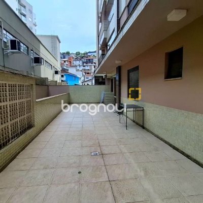 Apartamento com 131m², 2 quartos (sendo 2 suítes), 2 garagens, no bairro Trindade em Florianópolis