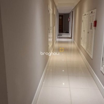 Apartamento com 131m², 2 quartos (sendo 2 suítes), 2 garagens, no bairro Trindade em Florianópolis