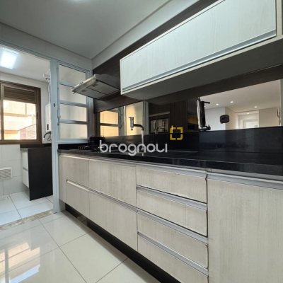 Apartamento com 131m², 2 quartos (sendo 2 suítes), 2 garagens, no bairro Trindade em Florianópolis