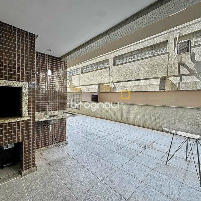 Apartamento com 131m², 2 quartos (sendo 2 suítes), 2 garagens, no bairro Trindade em Florianópolis
