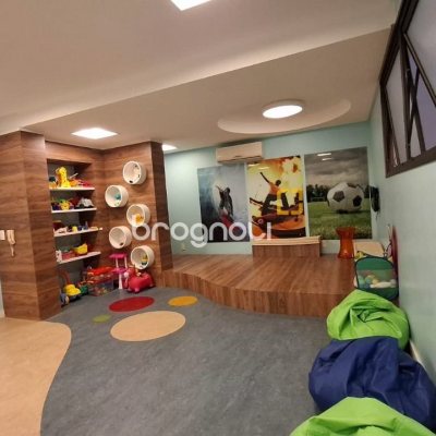 Apartamento com 131m², 2 quartos (sendo 2 suítes), 2 garagens, no bairro Trindade em Florianópolis