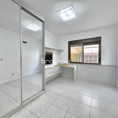 Apartamento com 131m², 2 quartos (sendo 2 suítes), 2 garagens, no bairro Trindade em Florianópolis