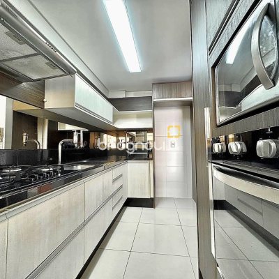 Apartamento com 131m², 2 quartos (sendo 2 suítes), 2 garagens, no bairro Trindade em Florianópolis