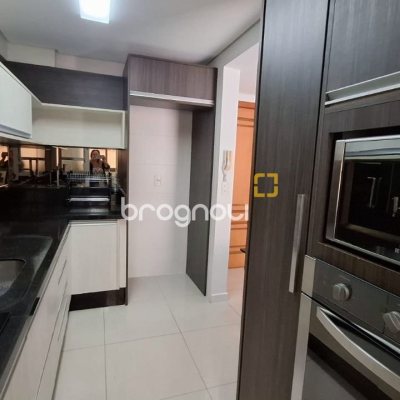 Apartamento com 131m², 2 quartos (sendo 2 suítes), 2 garagens, no bairro Trindade em Florianópolis