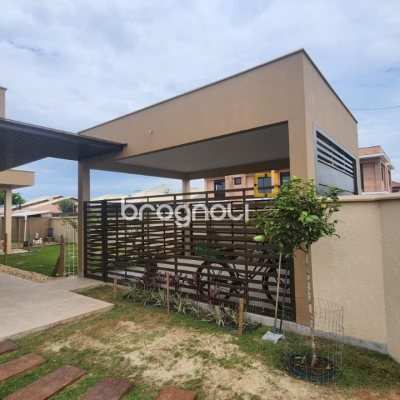 Casa com 102m², 2 quartos (sendo 1 suíte), 2 garagens, no bairro Carianos em Florianópolis