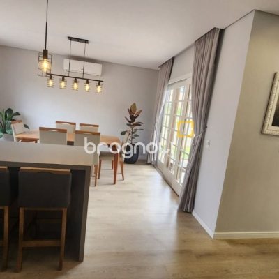 Casa com 102m², 2 quartos (sendo 1 suíte), 2 garagens, no bairro Carianos em Florianópolis