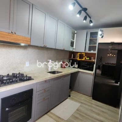 Casa com 102m², 2 quartos (sendo 1 suíte), 2 garagens, no bairro Carianos em Florianópolis
