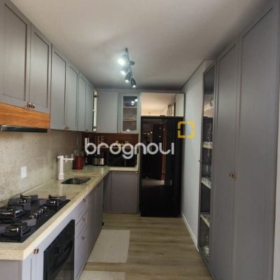 Casa com 102m², 2 quartos (sendo 1 suíte), 2 garagens, no bairro Carianos em Florianópolis