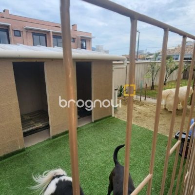 Casa com 102m², 2 quartos (sendo 1 suíte), 2 garagens, no bairro Carianos em Florianópolis