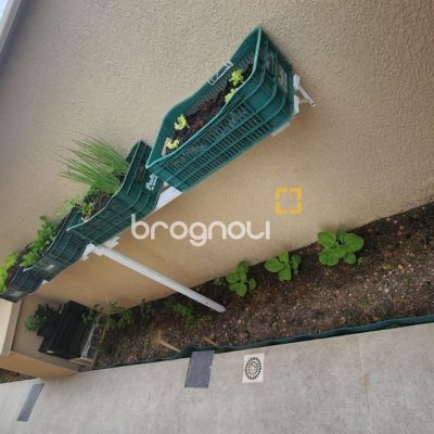 Casa com 102m², 2 quartos (sendo 1 suíte), 2 garagens, no bairro Carianos em Florianópolis