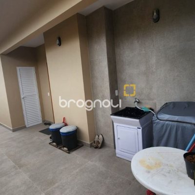 Casa com 102m², 2 quartos (sendo 1 suíte), 2 garagens, no bairro Carianos em Florianópolis