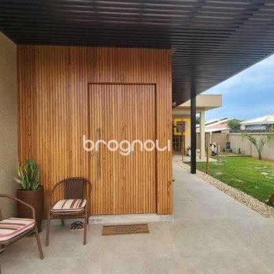 Casa com 102m², 2 quartos (sendo 1 suíte), 2 garagens, no bairro Carianos em Florianópolis