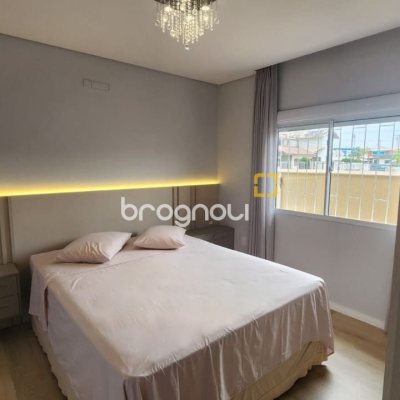 Casa com 102m², 2 quartos (sendo 1 suíte), 2 garagens, no bairro Carianos em Florianópolis