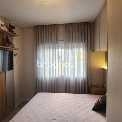 Casa com 102m², 2 quartos (sendo 1 suíte), 2 garagens, no bairro Carianos em Florianópolis