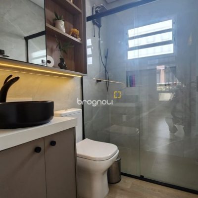 Casa com 102m², 2 quartos (sendo 1 suíte), 2 garagens, no bairro Carianos em Florianópolis
