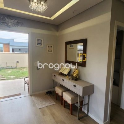 Casa com 102m², 2 quartos (sendo 1 suíte), 2 garagens, no bairro Carianos em Florianópolis