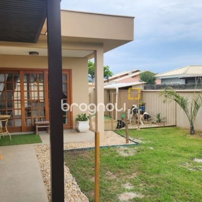 Casa com 102m², 2 quartos (sendo 1 suíte), 2 garagens, no bairro Carianos em Florianópolis